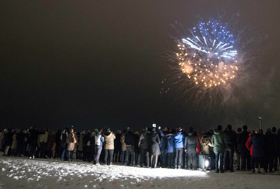 FYRVERKERI: Nyttårsaften nærmer seg. Hvem får best vær for fyrverkeri? Bildet viser folk som ser på fyrverkeri. Foto: NTB