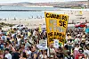 Bildet viser en stor gruppe mennesker som protester på Gran Canaria. De protesterer mot overturisme.