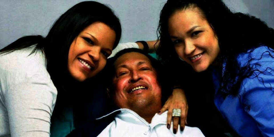 SYK: Venezuelas president Hugo Chávez kjemper for livet. Det sier visepresident Nicolás Maduro. Chávez ble operert på Cuba i desember. Like etter sendte regjeringen i Venezuela ut dette bildet av Chávez sammen med døtrene.
