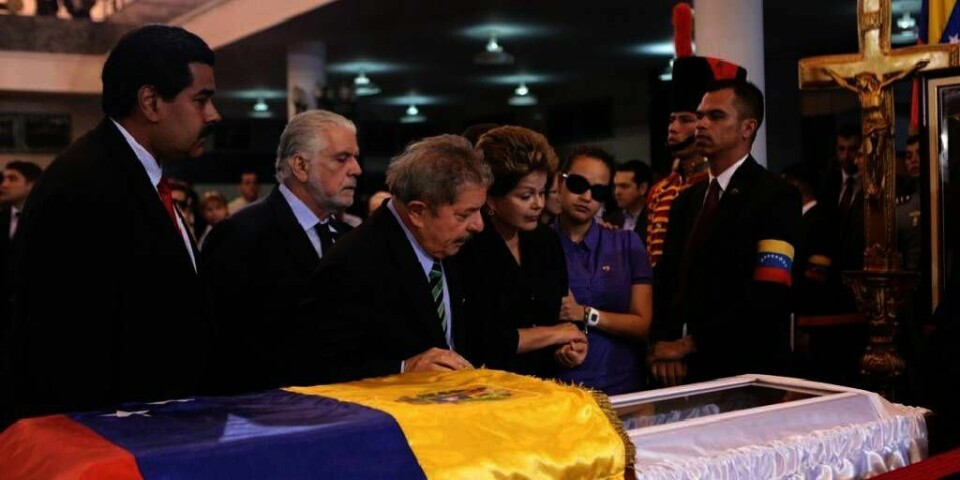 KØ: Venezuelas president Hugo Chávez ligger i en glasskiste. Folk i Venezuela står i kø for å ta farvel med ham. Nå skal han balsameres.