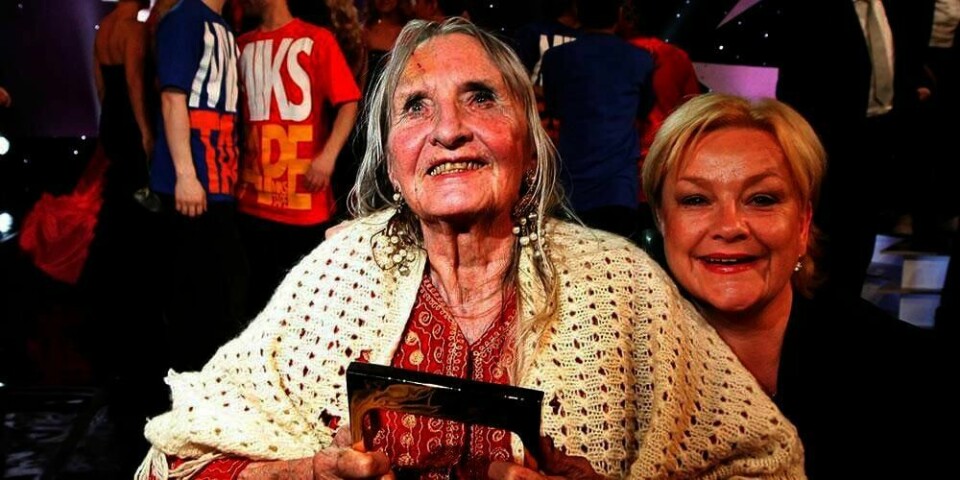 Sossen Krohg (sittende) døde natt til fredag. Hun ble 92 år gammel. Bildet er fra hedersprisen under tv-bransjens prisutdeling Gullruten. Krohg og Anette Hoff fikk pris for sine roller serien «Hotel Cærsar».