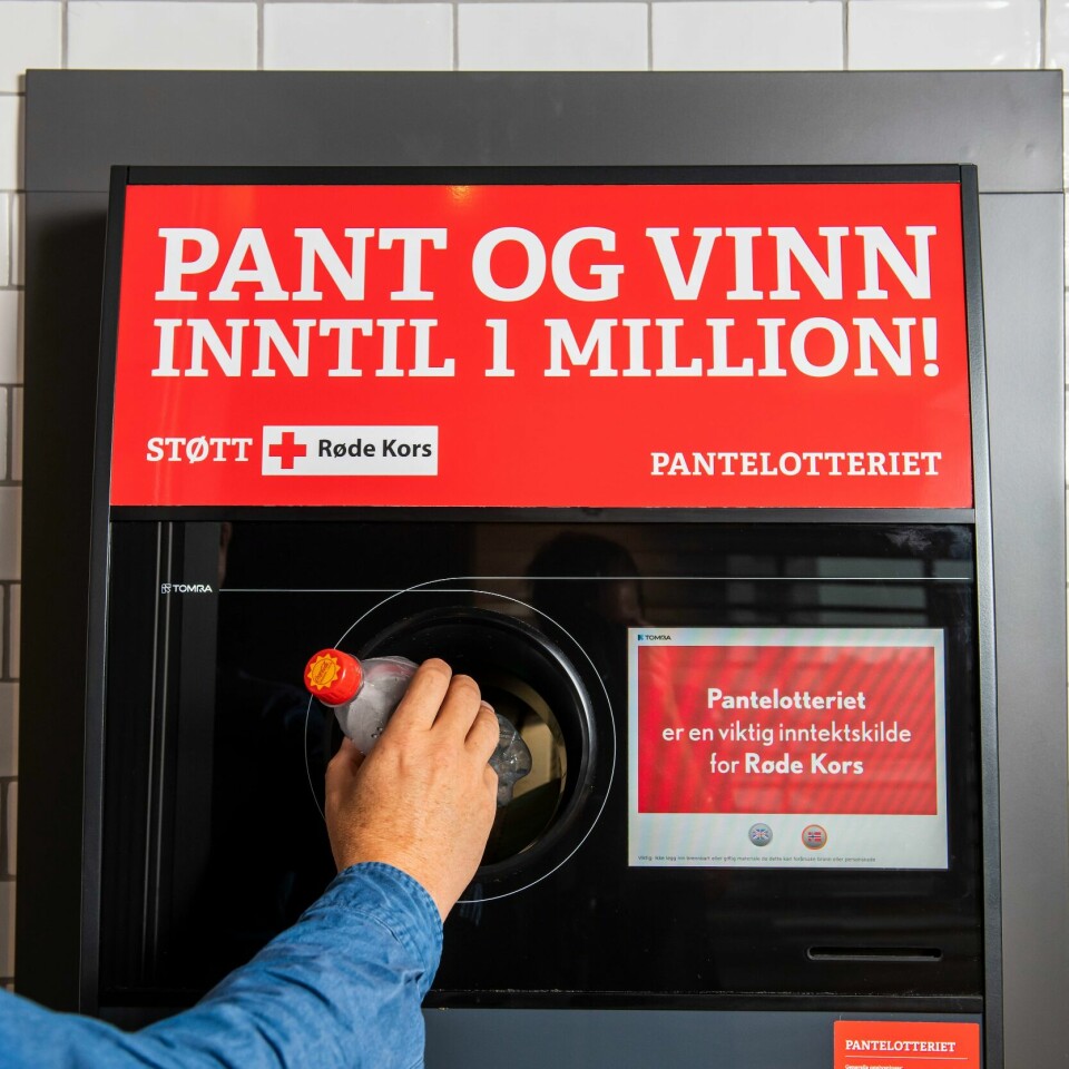 Pantelotteriet er en viktig inntekt for hjelpe-organisasjonen Røde Kord. Og bidrar til humanitært arbeid både lokalt, nasjonalt og internasjonalt. For hver flaske du panter får du flere lodd. Og har muligheten til å bli millionær. En mann som panter flasker på panteautomat.