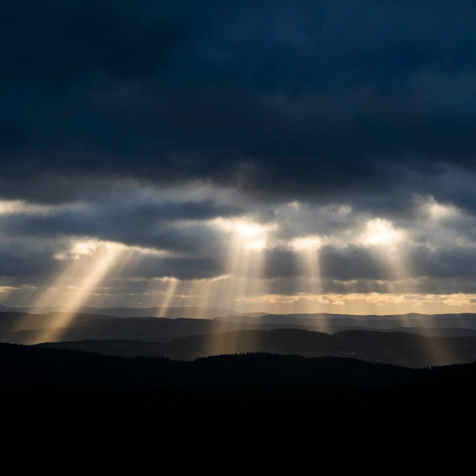 SOL: Det blir pent vær i store deler av landet. Bildet viser solstråler gjennom et skylag. Foto: Håkon Mosvold Larsen / NTB