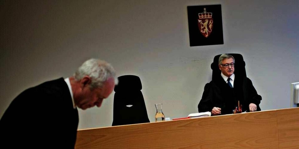 NEI: En 34 år gammel mann får ikke jobben i en bank tilbake. Det bestemte Stavanger tingrett. Mannen var for mange år siden mistenkt for å ha drept kusinen Birgitte Tengs. Til høyre er dommer Arne Landmark i Stavanger tingrett. Fetterens advokat Bent Endresen er til venstre.