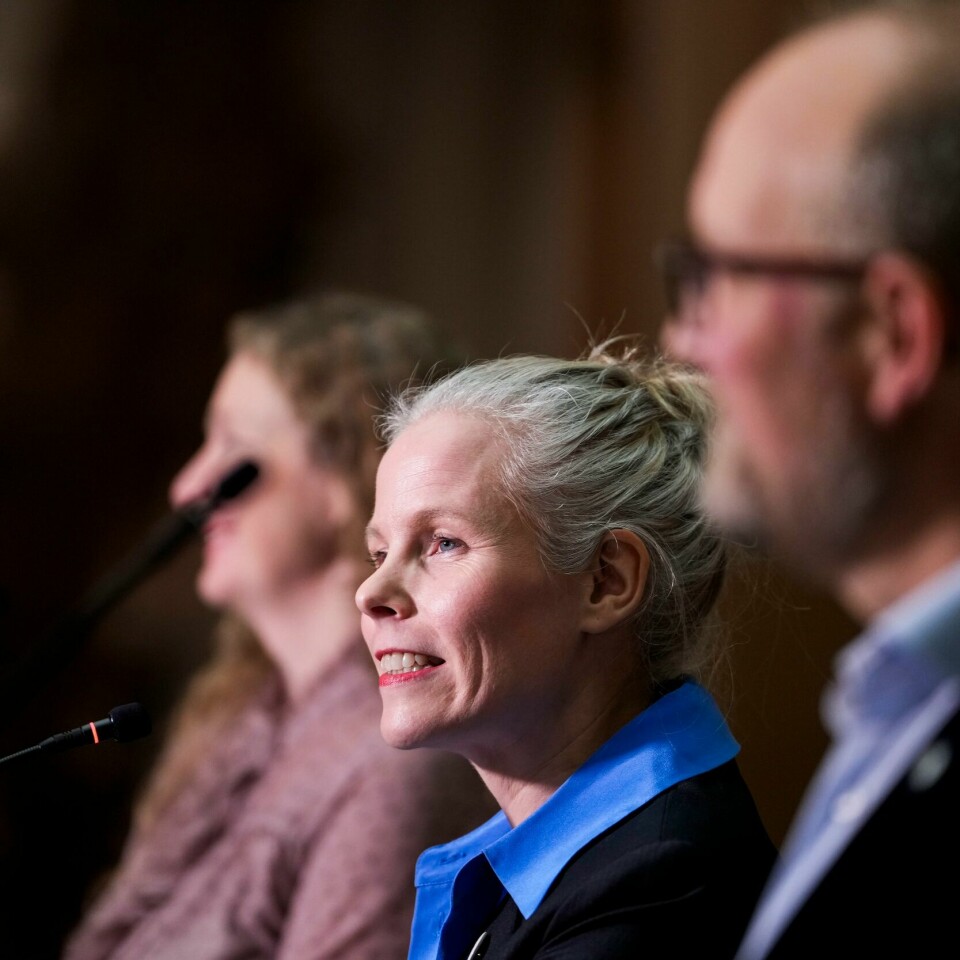 ENIGE OM STATSBUDSJETTET: Regjeringen og SV er enige om statsbudsjettet for 2025. I midten er SV-leder Kirsti Bergstø. Bildet viser Tuva Moflag (Ap), Kirsti Bergstø (SV) og André Myhrvold (Sp) under en pressekonferanse på Stortinget hvor SV og regjeringspartiene kom søndag til enighet om statsbudsjettet for 2025. Foto: Javad Parsa / NTB