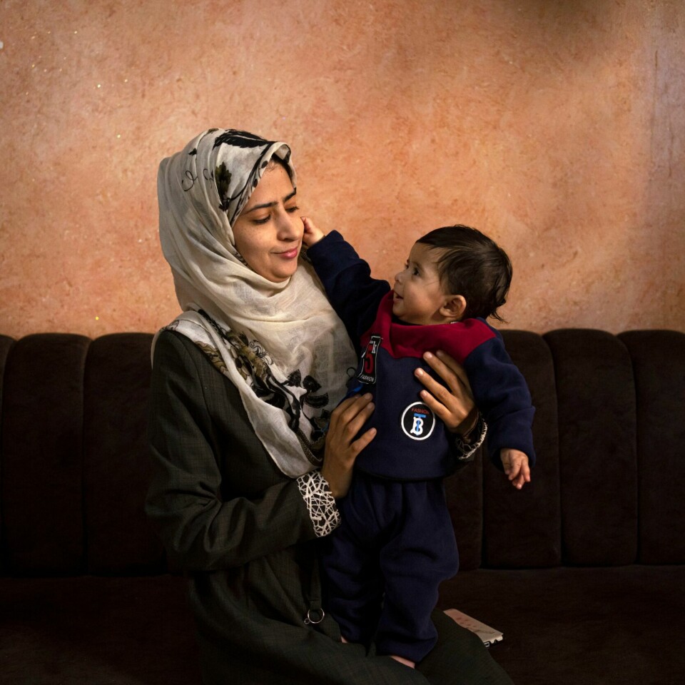 KRIG: Amal al-Taweel leker med sønnen sin Ali. Amal al-Taweel leker med gutten sin som ble født den dagen krigen startet i Gaza. Ali har aldri opplevd annet enn krig og mangel på babymat, elendige boforhold og bombeangrep. Foto: Fatima Shbair / AP / NTB