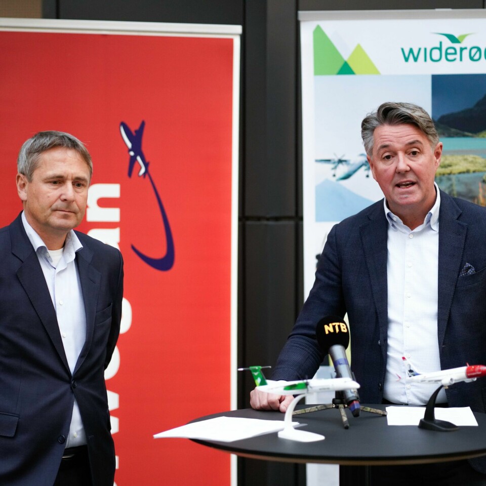 FORNØYDE: Stein Nilsen (t.v.) og Geir Karlsen er glade for at Konkurranse-tilsynet har sagt ja. De leder Widerøe og Norwegian. Flyselskapet Norwegian kan nå få kjøpe Widerøe. Bildet viser konsernsjef i Widerøe Stein Nilsen (t.v.) og konsernsjef i Norwegian Geir Karlsen. Foto: Ole Berg-Rusten / NTB