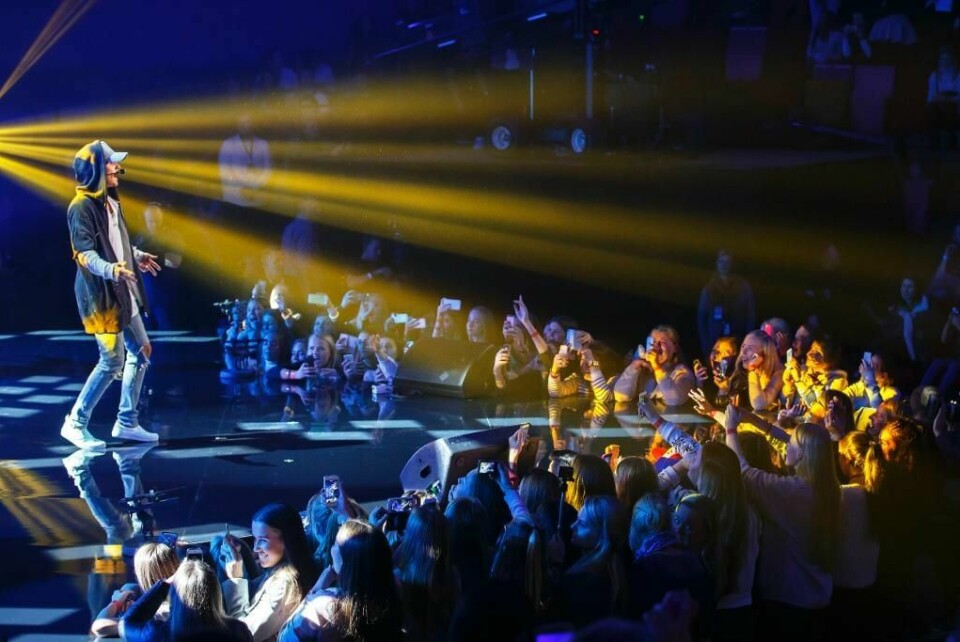 POPULÆR: Justin Bieber er elsket av mange unge. Her spiller han konsert i Oslo. En mann skal ha sagt han var Bieber. Slik lurte han til seg nakenbilder.