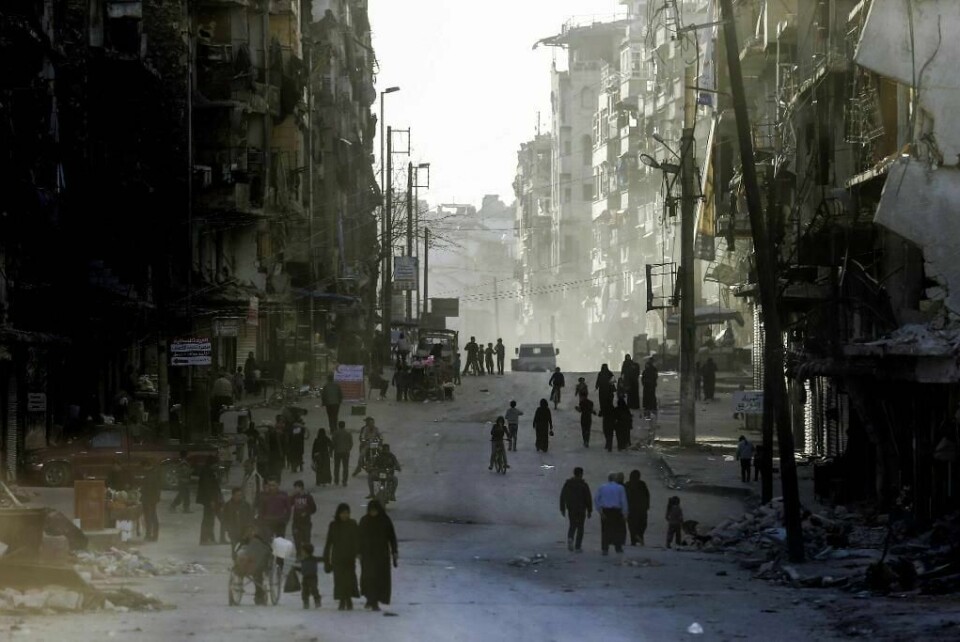 RUINER: Borgerkrigen i Syria har vart i seks år. Det skal markeres i Oslo. Bildet viser folk som kommer tilbake til et nabolag i byen Aleppo. Mye er ødelagt.