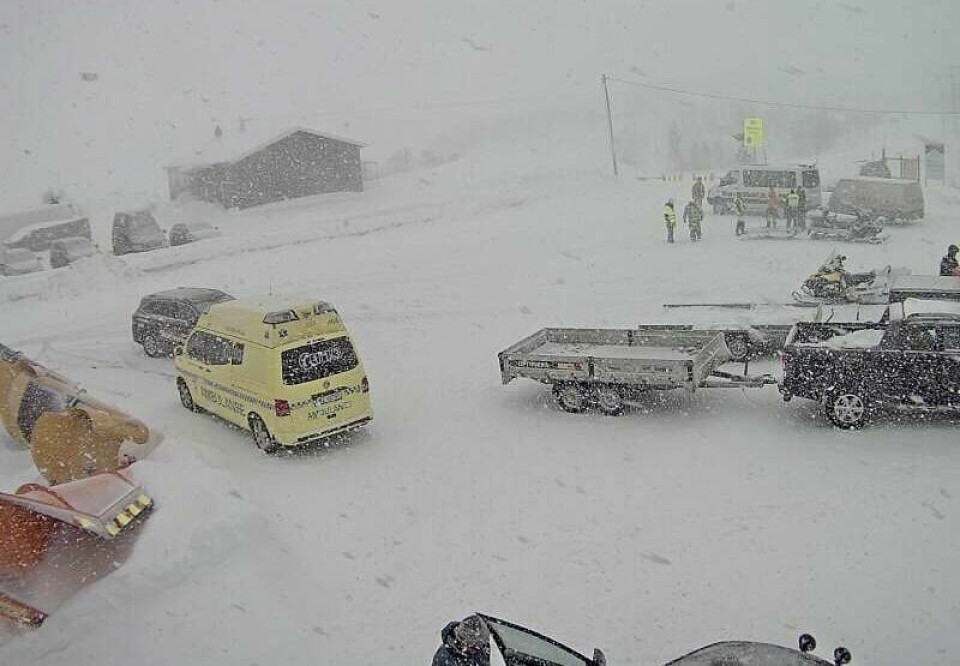 UVÆR: Redningsfolk og ambulanse er samlet ved Haugastøl. De skal forsøk å finne en turist som er tatt av ras. Uvær gjør at helikopteret ikke klarer å fly dit.