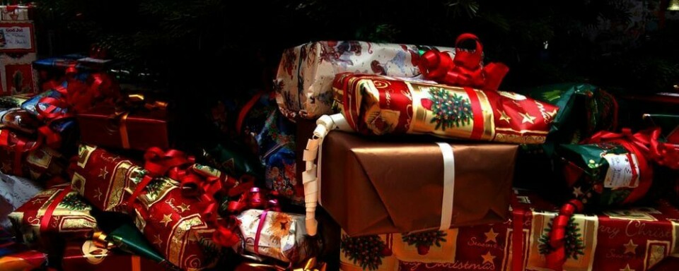 TRADISJONER: Før ga folk hverandre det de trengte til jul. De lagde mange av gavene selv. Først etter andre verdenskrig begynte folk å kjøpe flere gaver til jul.
