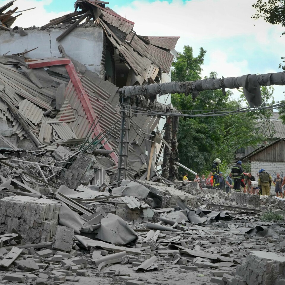 KAMPER: Bygninger er ødelagt av russiske luftangrep i Lysytsjansk i Ukraina. Bildene er fra 16. juni. Foto: Bygninger ødelagt av russiske luftangrep i Lysytsjansk fotografert 16. juni. Foto: Efrem Lukatsky / AP / NTB