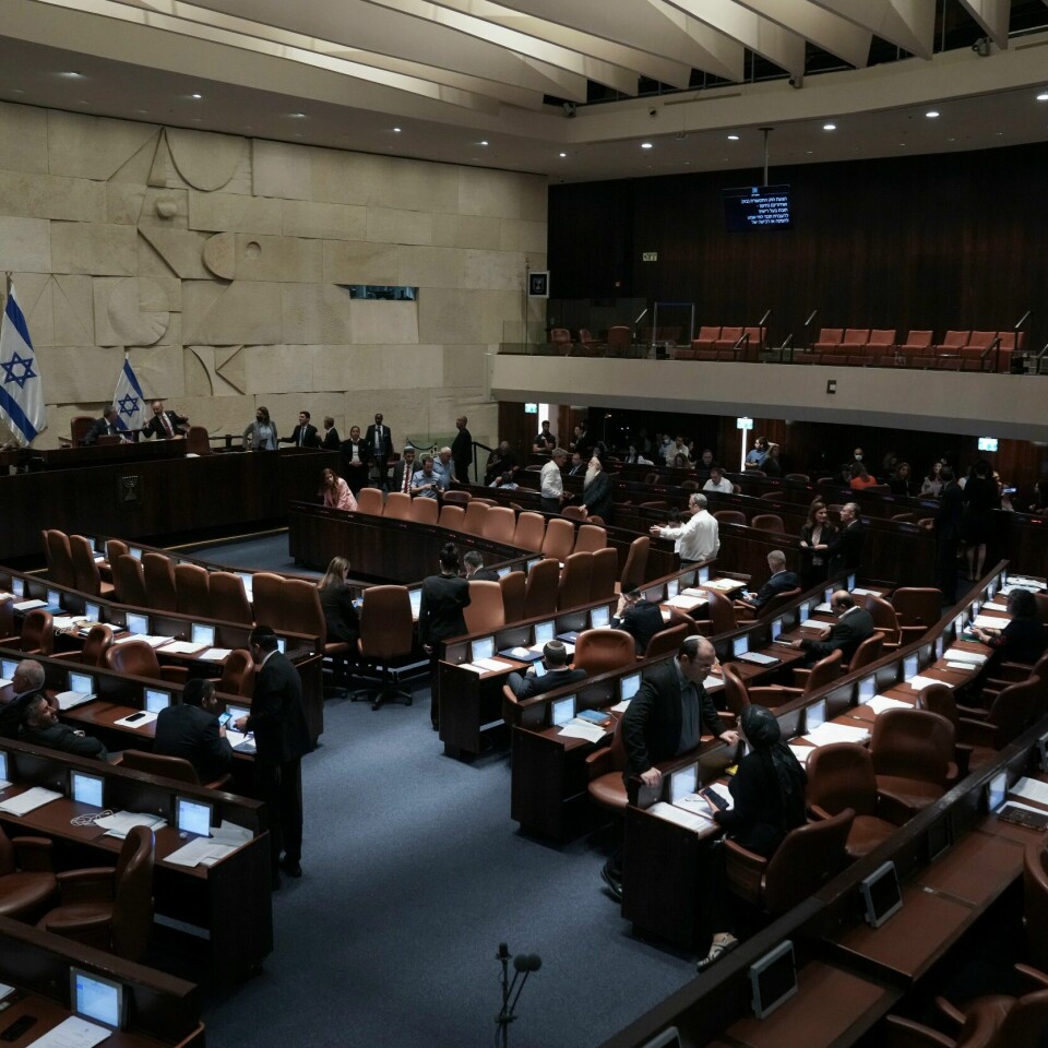 VALG: Politikere i Israel er enige om at det skal være et nytt valg. For femte gang på under fire år. Bildet er av politikere som sitter på plassene sine i Knesset. Foto: Maya Alleruzzo / AP / NTB