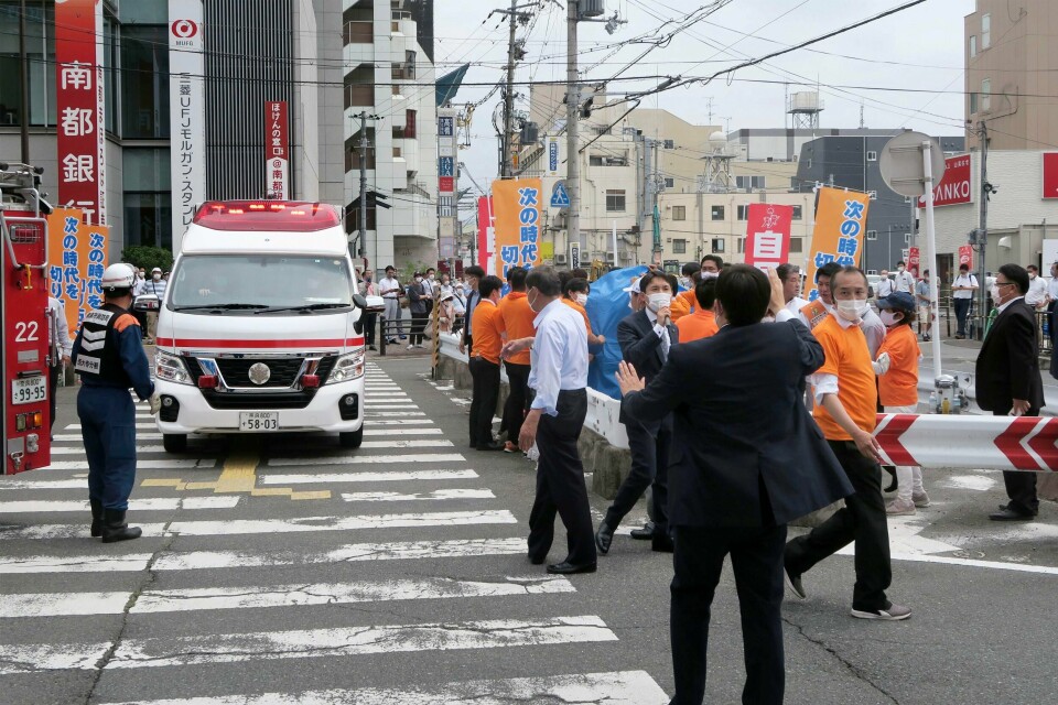 SKUTT: Folk var raske til å hjelpe Shinzo Abe etter at han ble skutt fredag. Folk styrtet til etter at Japans tidligere statsminister Shinzo Abe ble skutt i Nara fredag. Foto: Kyodo News via AP / NTB