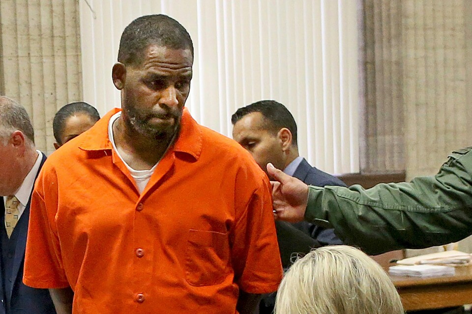 FENGSEL: R&B-stjernen R. Kelly er dømt til 30 års fengsel. Han er dømt for menneskehandel og seksuelle overgrep. Han skal også ha filmet overgrep mot mindreårige. R&B-stjernen R. Kelly, kjent for blant annet hit-balladen «I believe I can fly», får onsdag sin straff i en føderal domstol i New York. Han er blant annet funnet skyldig for menneskehandel. Foto: Antonio Perez / AP / NTB
