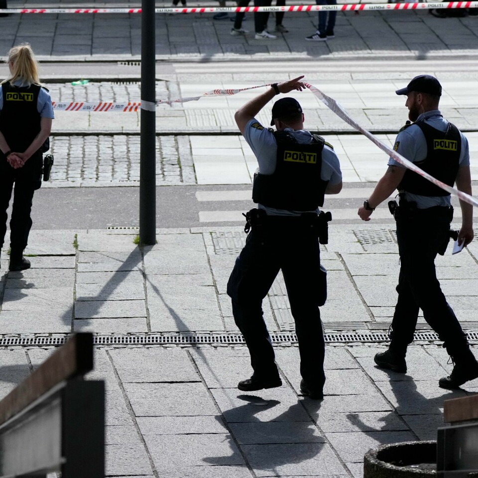 BEREDSKAP: Beredskapen og samarbeidet mellom nødetatene i København under skytingen på kjøpesenteret Field's søndag, blir sterkt hyllet. Her er politiet utenfor Field's mandag. Beredskapen og samarbeidet mellom nødetatene i København under skytingen på kjøpesenteret Field's søndag, blir sterkt hyllet. Her er politiet utenfor Field's mandag. Foto: Sergei Grits / AP / NTB