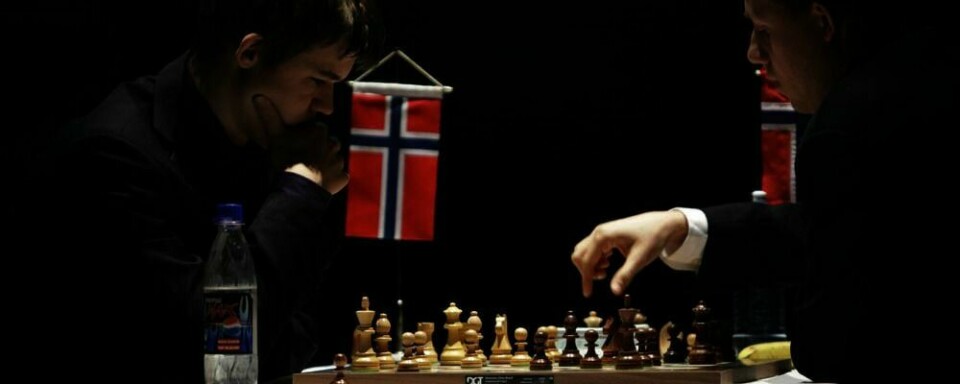 VINNER: Magnus Carlsen (til høyre) er klar for mer sjakkspill i 2010. Nå har han en ny strategi for å vinne mer.