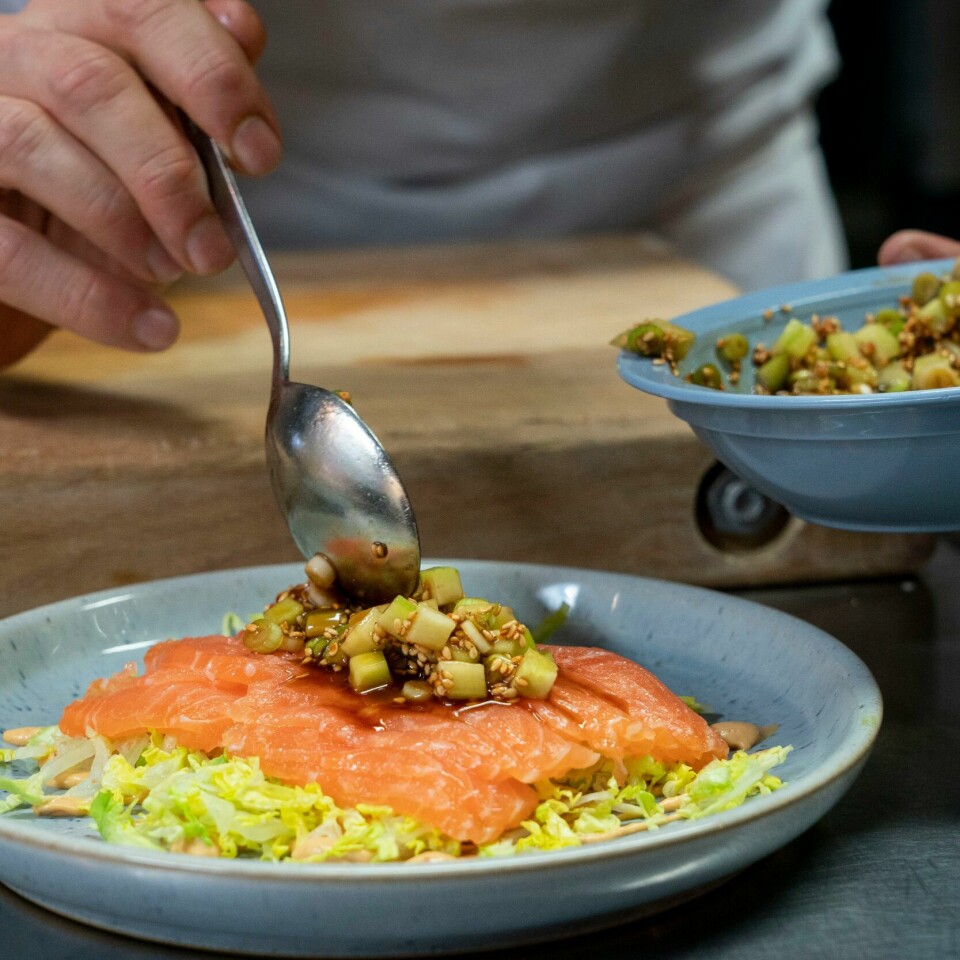 VARER: Laks er den mest populære sjømaten vi selger. Til nå dette året har vi solgt over 534.000 tonn av fisken. Laks er i særklasse den mest populære sjømateksporten vi har. I første halvår solgte vi over 534.000 tonn av fisken. Foto: Heiko Junge / NTB
