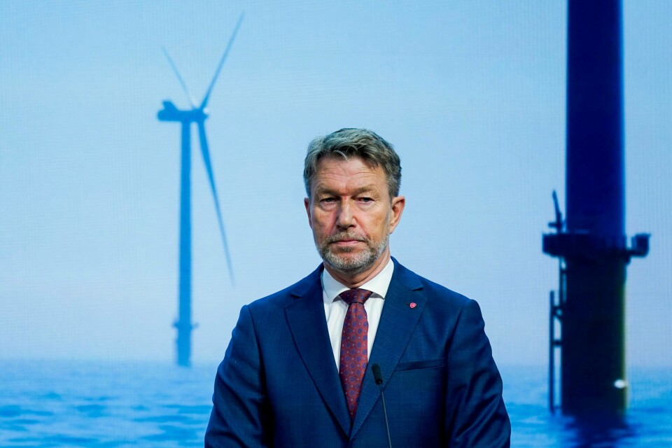 DYRT: Det kan bli svært dyrt for strøm i vinter, advarer Terje Aasland. Sør-Norge har mindre lager med vann enn vanlig, noe som vil kunne bli et problem for vannkraftverk. Men strøm kan bli ekstra dyrt om det blir umulig å kjøpe den fra andre land også. – Vi er utålmodige etter å komme i gang og jeg er overbevist om at vi vil få kraft fra havvind inn i det norske kraftsystemet innen 2025, sier olje- og energiminister Terje Aasland. Foto: Lise Åserud / NTB