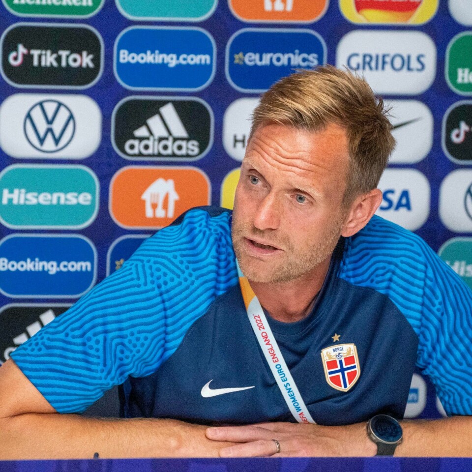 FAVORITT: Landslagssjef Martin Sjögren er ikke opptatt av hvem som er favoritt av Norge og Østerrike. Han håper bare Norge ser bedre ut enn mot England. Landslagssjef Martin Sjögren er ikke opptatt av hvem som er favoritt i den avgjørende gruppekampen mot Østerrike, bare av at Norge framstår på en helt annen måte enn mot England. Foto: Terje Pedersen / NTB