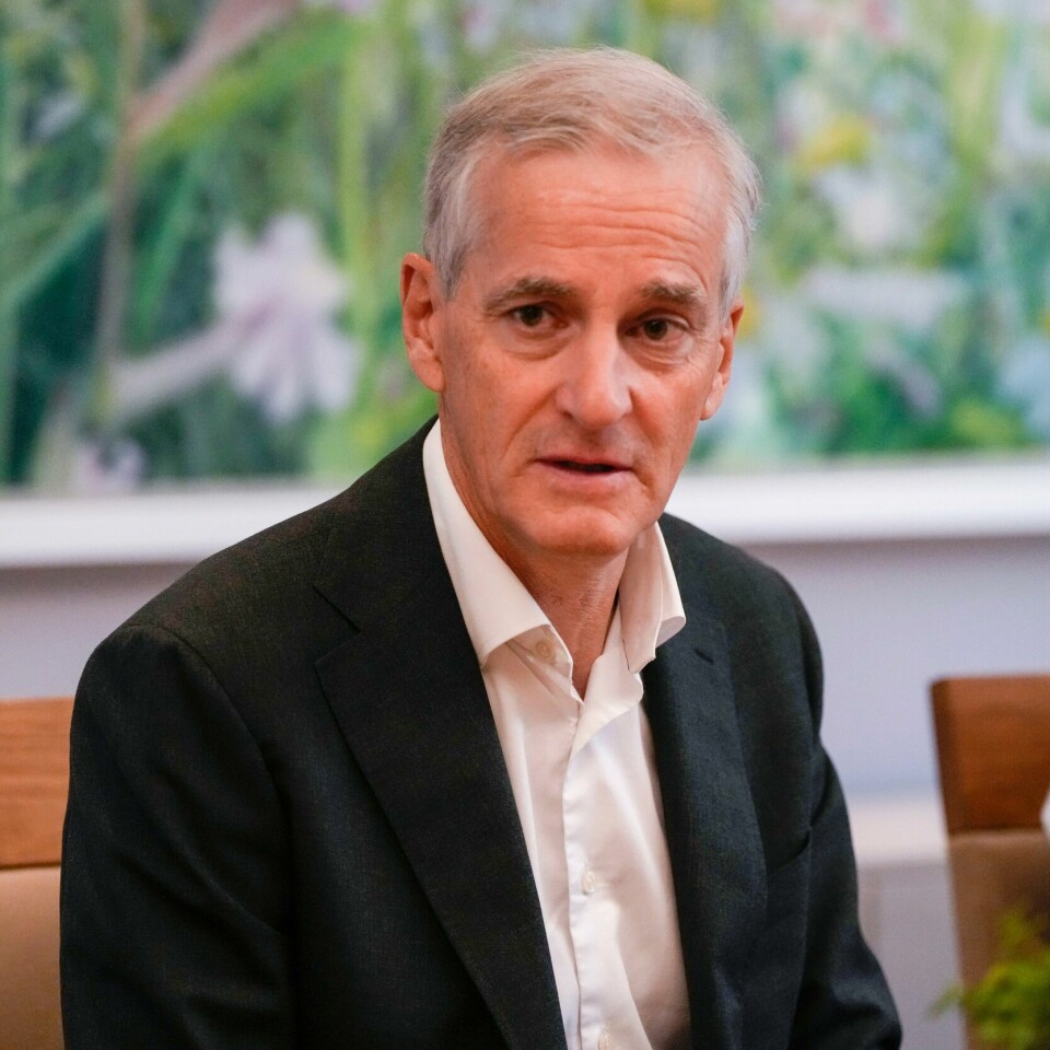 SKEIVE: Statsminister Jonas Gahr Støre sier det er trygt i landet, også for skeive. Her spiser han frokost med folk som jobber på London pub, Per på Hjørnet og Herr Nilsen. Statsminister Jonas Gahr Støre (Ap) er foreløpig varsom med å kritisere PST etter masseskytingen i helgen. PST har hatt gjerningsmannen på radaren siden 2015, men mente så sent som i mai at han ikke hadde voldspotensial. Foto: Beate Oma Dahle / NTB