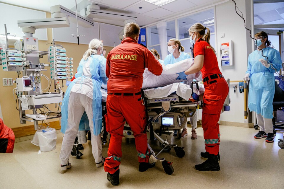 FLERE: De siste ukene er det flere som har hatt behov for hjelp på sykehus etter at de ble syke av korona. Foto: Stian Lysberg Solum / NTB En syketransport kommer inn med en alvorlig syk koronapasient fra et annet sykehus. Pasienten har ikke tatt koronavaksinen og er sendt til Rikshospitalet i Oslo som tar seg av de aller sykeste pasientene rammet av korona. Foto: Stian Lysberg Solum / NTB