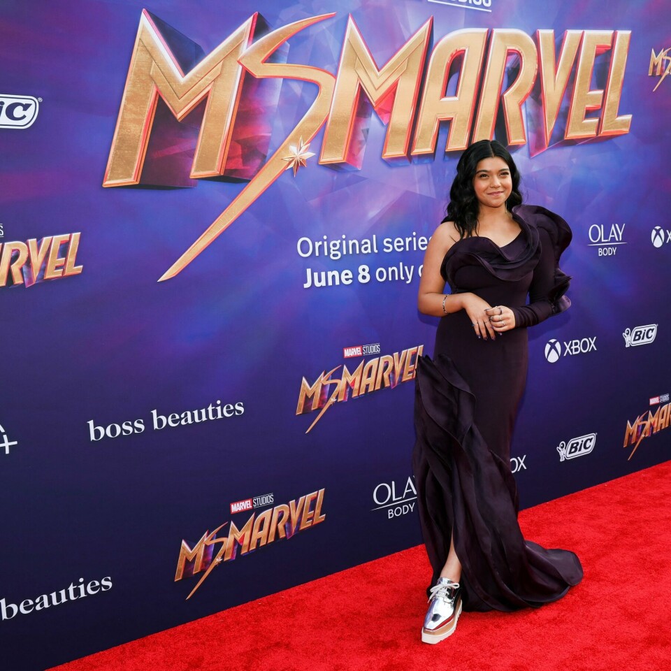 SUPERHELT: Iman Vellani spiller superhelten Ms. Marvel. Her er hun på den røde løperen foran Los Angeles-premieren. Iman Vellani spiller superhelten Ms. Marvel. Her er hun på den røde løperen foran Los Angeles-premieren. Foto: AP