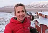 Bildet viser Karina Bernlow foran hundegården hun driver. Hun har bodd på Svalbard i 11 år, men er dansk statsborger. Med nye regler får verken hun, mann eller barn stemme ved neste lokalvalg i Longyearbyen.