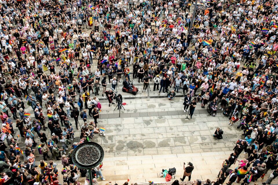 PRIDE: Mange trosset anbefalingen om å ikke samles til pride-arrangement og møtte opp på Rådhusplassen mandag. Mange trosset anbefalingen om å ikke samles til pridearrangement og møtte opp på Rådhusplassen mandag. Oslo pride har imidlertid gjort det klart at det ikke blir noen arrangementer før over sommerferien. Foto: Annika Byrde / NTB