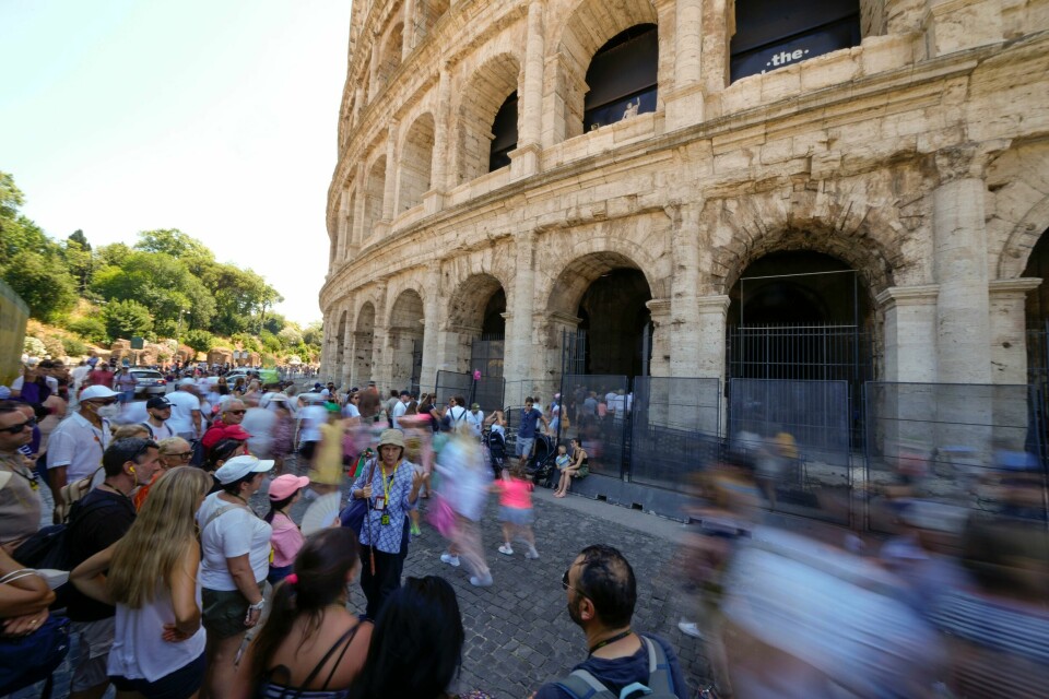 REISE: Mange turister har samlet seg utenfor Colosseum. Mange turister har kommet tilbake til Roma etter to år med pandemi. Mange turister har samlet seg utenfor Colosseum i Roma. Mange turister har returnert til Italia etter to år med pandemi. Foto: Andrew Medichini / AP / NTB