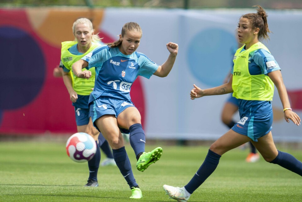 FOTBALL: Guro Reiten har en veldig god venstrefot, ifølge hennes lagkamerat Millie Bright. Her viser hun den fram under trening. Foto: Terje Pedersen / NTB Guro Reiten under trening med kvinnelandslaget i England. Hun er imponert over J19-laget som er klart for EM-semifinale og særlig over Oda Johansens venstrebeinskanon som ga seier over Sverige. Foto: Terje Pedersen / NTB