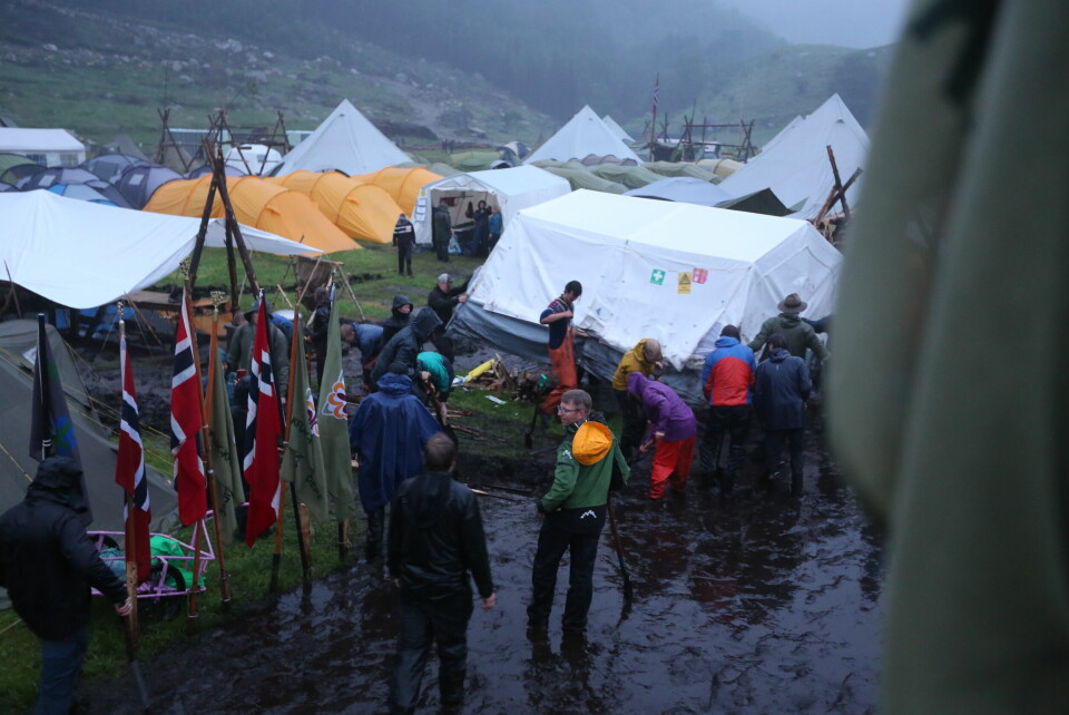 TELT: Deler av et område på speiderleiren Gnist 2022 blir tømt for folk og telt. Årsaken er mye regn over tid. Bildet viser telt som blir flyttet på i leirgatene.