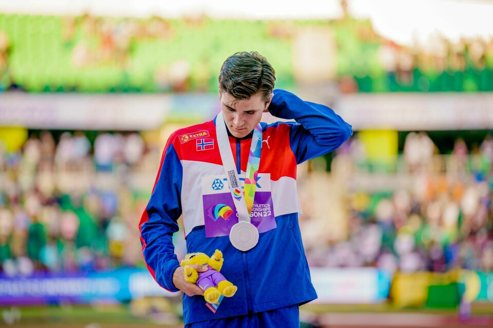 SØLV: Jakob Ingebrigtsen vant sølv i VM. Men han var misfornøyd med at han gjorde feil som han mente kostet ham gullet. Bildet er av Jakob Ingebrigtsen i en blå, rød og hvit treningsjakke. Han har en sølvmedalje rundt halsen, og ser misfornøyd ut. Han tar seg til bakhodet og ser ned. Foto: Stian Lysberg Solum / NTB