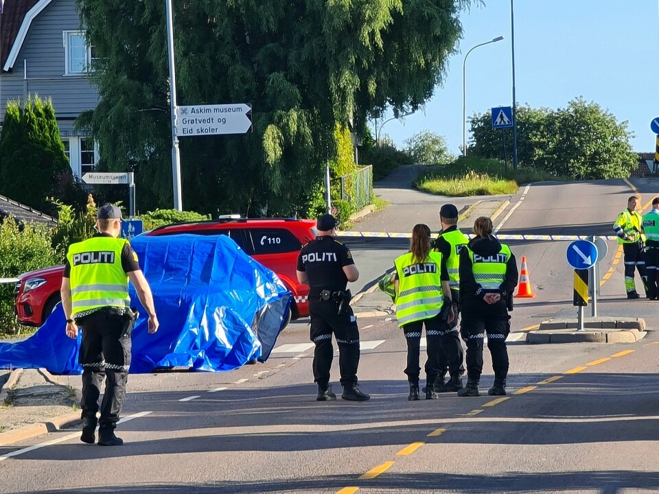 ASKIM: En kvinne i 40-årene er funnet død ved fylkesvei 115 i Askim. Politiet gjør undersøkelser i en bil på stedet. Bildet viser politiet. En kvinne i 40-årene er funnet død ved fylkesvei 115 i Askim. Politiet gjør undersøkelser i en bil på stedet.