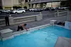 En hjemløs mann bruker en fontene i Las Vegas til å kjøle seg ned. Foto: John Locher / AP / NTB