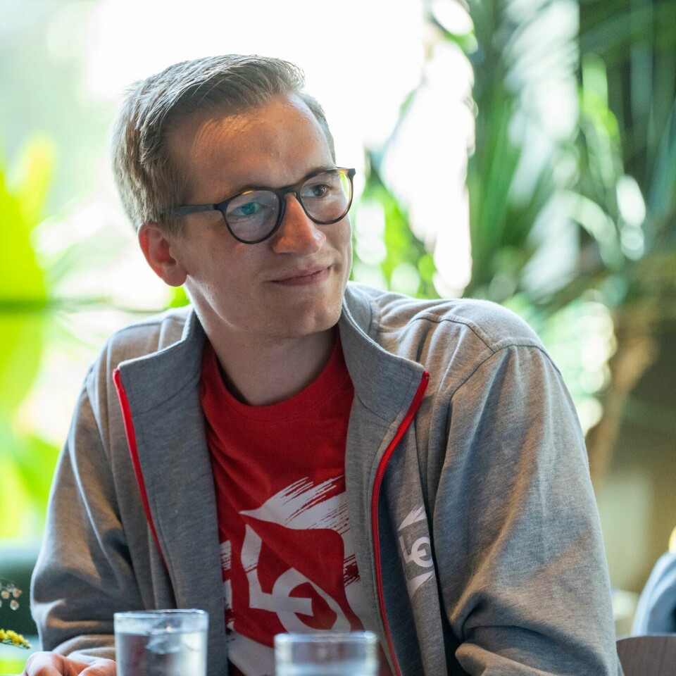 LO: Sindre Hornnes jobber i Landsorganisasjonen i Norge (LO). De har sjekket hvordan unge har det på jobb. Bildet viser Sindre Hornnes i LO. Foto: Beate Oma Dahle / NTB