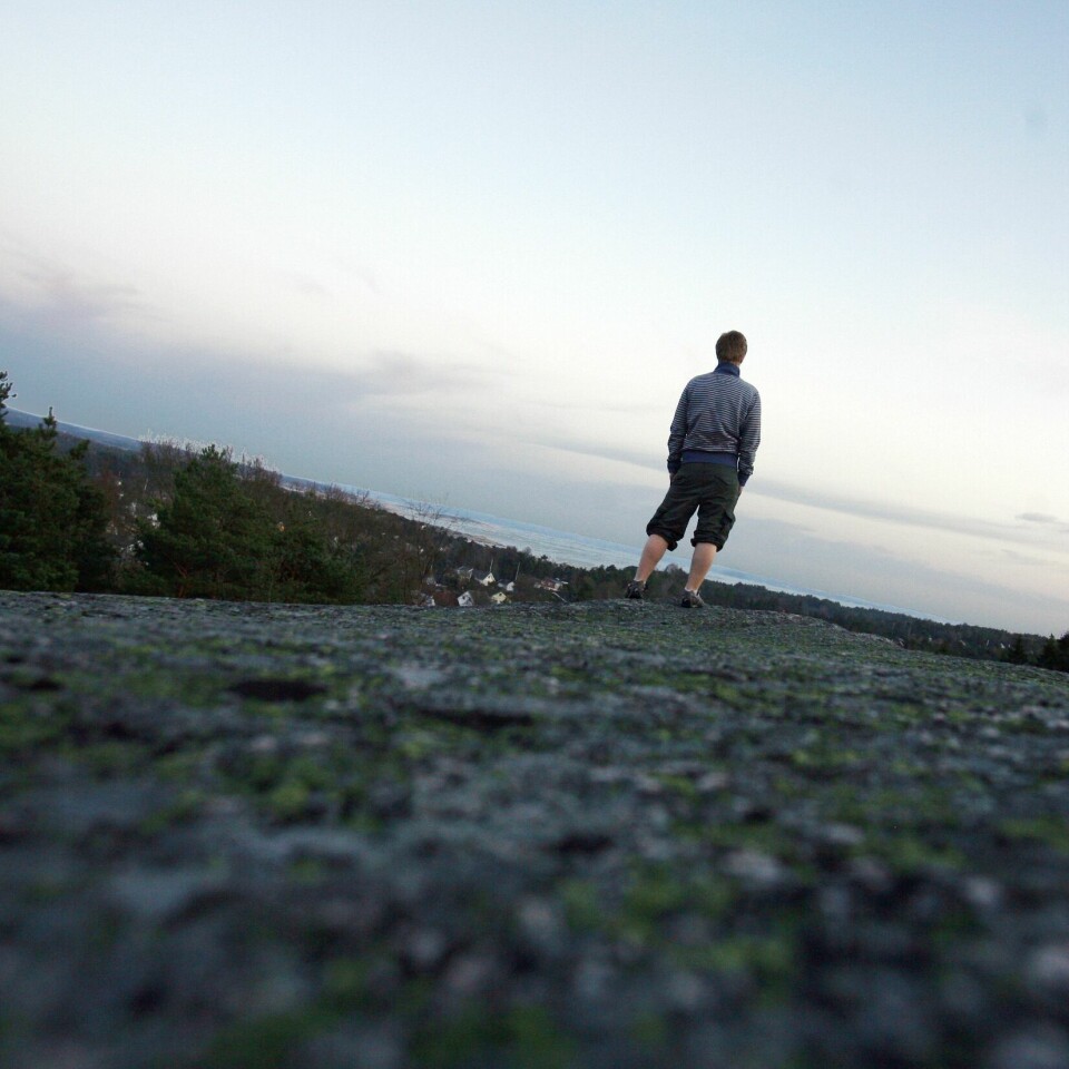 MENN: Flere menn enn kvinner tar sitt eget liv. Bildet viser en mann som står med ryggen til. Foto: Sara Johannessen Meek / NTB