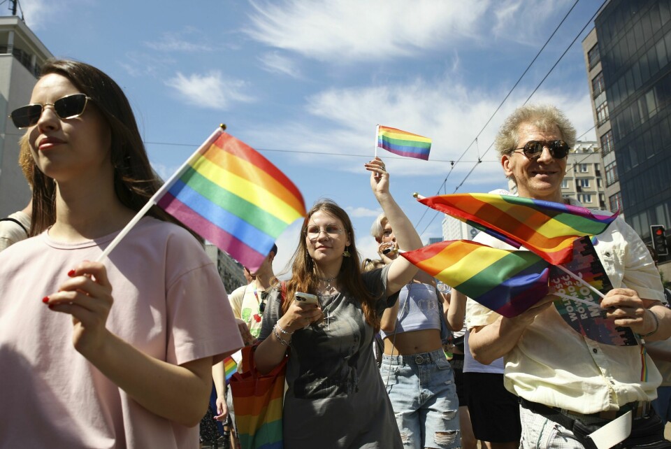 RISIKO: Polakker og ukrainere flagget for frihet under et pride-arrangement i byen Warszawa 25. juni. Men det er en risiko for at det kan få følger for de som var med. Polakker og ukrainere marsjerer for frihet i et pride-arrangement i Warszawa 25. juni. Foto: Michal Dyjuk / AP / NTB