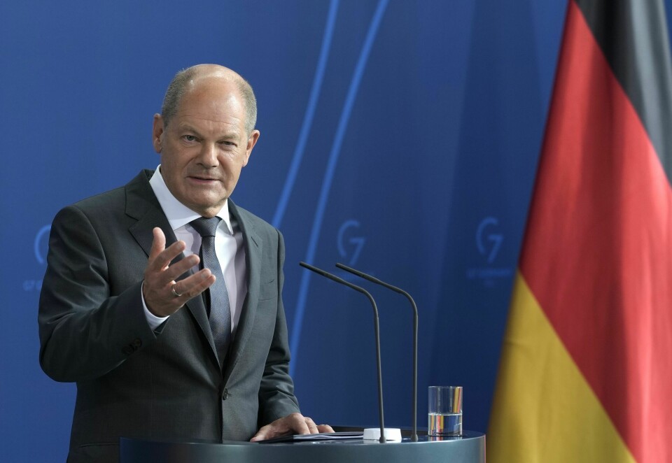 KRAFT: Olaf Scholz sier det kan være rett å fortsette driften av tre atomkraftverk i Tyskland. Men flere mener også at landet bør starte opp igjen tre andre. Det kan få følger for strømprisen i Norge også, mener en ekspert. Tysklands statsminister Olaf Scholz kunngjorde fredag en storstilt redningsplan for det kriserammede gasselskapet Uniper. Foto: Markus Schreiber / AP / NTB