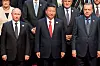 Bildet er av Vladimir Putin, Xi Jinping og Recep Tayyip Erdogan. De står på fremste rad på et gruppebilde på et politisk møte. Alle tre har på mørk dress. Illustrasjonsfoto: Alexander Zemlianichenko / AP / NTB