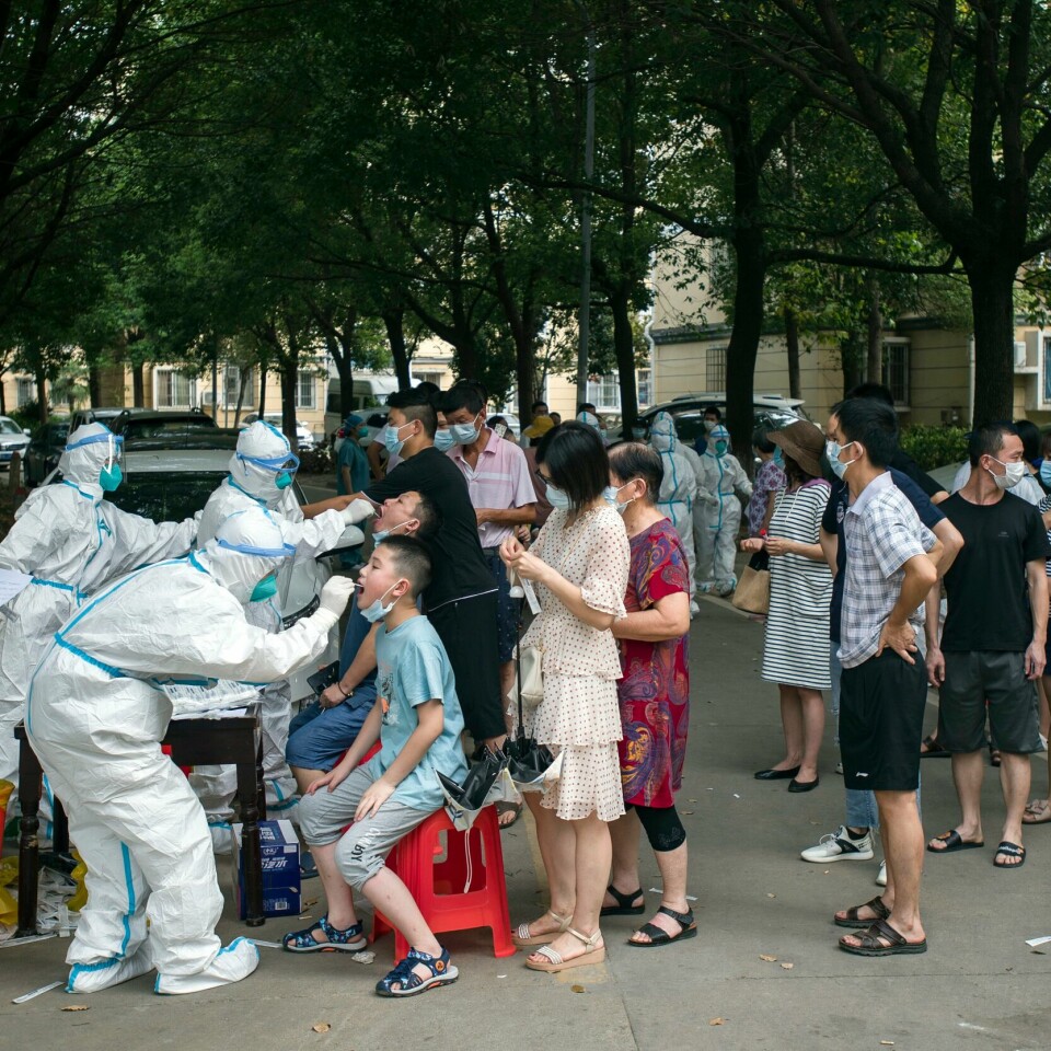 VIRUS: Korona-viruset ble først identifisert i desember 2019 i Wuhan. Bildet viser innbyggere i Wuhan i Kina som står i kø for å teste seg for korona. Korona-viruset ble først identifisert i desember 2019 i Wuhan.