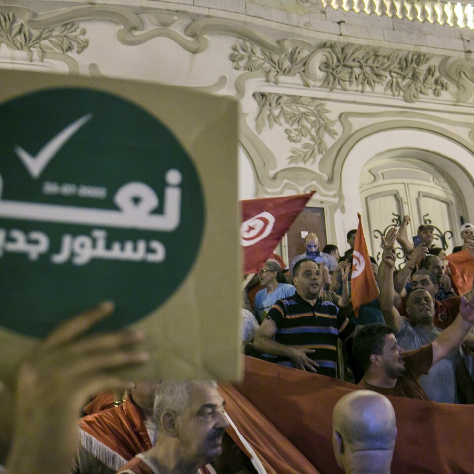 MAKT: Flertall av dem som stemte i mandagens folkeavstemning stemte ja. De stemte ja til å gi Tunisias president langt mer makt. Et overveldende flertall av dem som stemte i mandagens folkeavstemning, sier ja til å gi Tunisias president langt mer makt. Foto: Riadh Dridi / AP / NTB