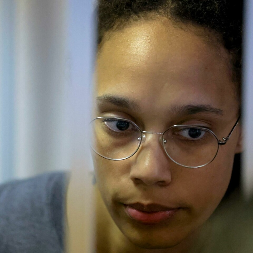 BYTTE: USA og Russland kan ende opp med å bytte fanger. Det kan føre til at Brittney Griner kan slippe fri fra russisk fengsel, og få reise hjem til USA. Brittney Griner kan risikere over ni års fengsel i Russland for besittelse av narkotika. Foto: Evgenia Novozhenina / AP / NTB