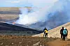 Bildet viser turister og andre skuelystne som tok turen til Fagradalsfjall for å se på vulkanutbruddet onsdag. Foto: Brynjar Gunnarsson / AP / NTB