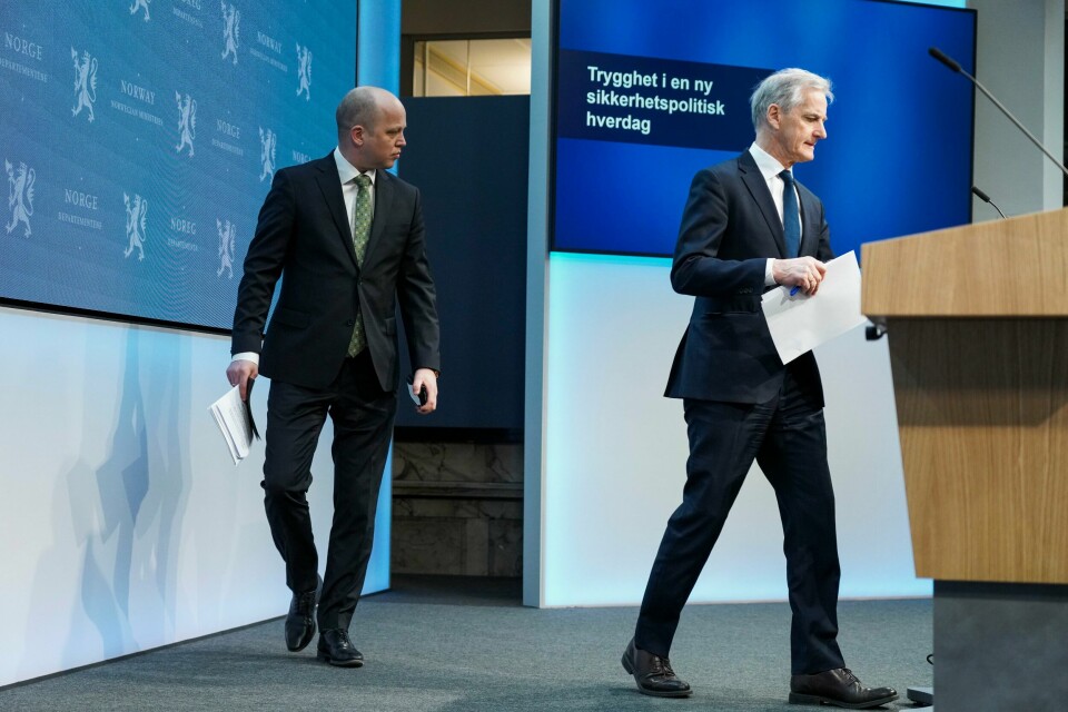 STØTTE: Finansminister Trygve Slagsvold Vedum ( til venstre) vil øke strømstøtten. Stortinget kan få en sak om dette allerede i august, sier statsminister Jonas Gahr Støre.Foto: Ole Berg-Rusten / NTB Trygve Slagsvold Vedum og Jonas Gahr Støre under regjeringens pressekonferanse om krigen i Ukraina og konsekvenser for Norge.Foto: Ole Berg-Rusten / NTB