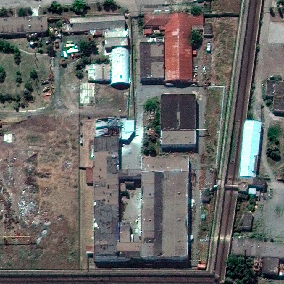 Satellittbilde av fengselet i Olenivka som ble ødelagt i et angrep som Russland og Ukraina beskylder hverandre for å stå bak. 53 ukrainske krigsfanger døde i angrepet. Foto: Maxar Technologies via AP / NTB Satellittbilde av fengselet i Olenivka som ble ødelagt i et angrep som Russland og Ukraina beskylder hverandre for å stå bak. 53 ukrainske krigsfanger døde i angrepet. Foto: Maxar Technologies via AP / NTB
