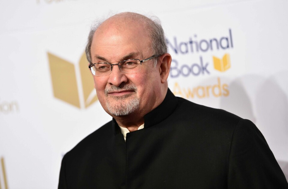 ANGREPET: Salman Rushdie ble angrepet på et arrangement fredag. Det skjedde før han skulle holde et foredrag. i USA Arkivfoto: Evan Agostini / Invision / AP / NTB Salman Rushdie ble angrepet på et arrangement i New York rett før han skulle holde et foredrag. Arkivfoto: Evan Agostini / Invision / AP / NTB