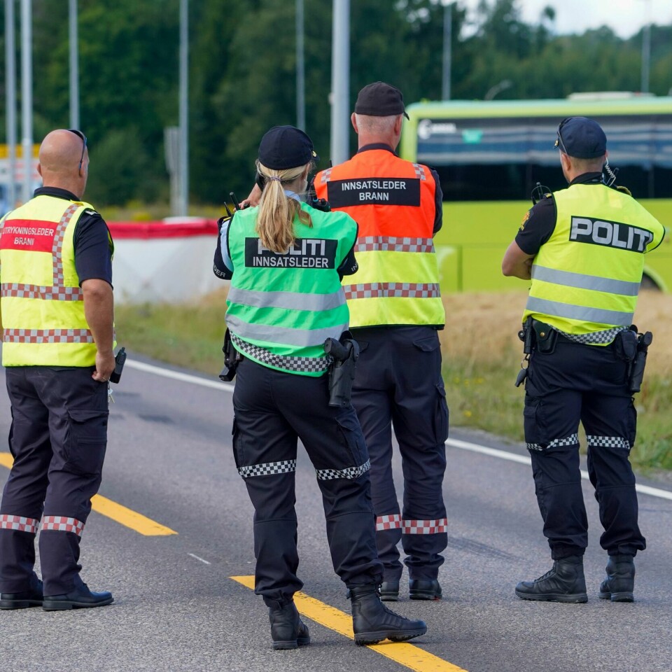 HALDEN: Mandag døde to personer. En buss og en personbil kolliderte i Halden. Bildet viser politifolk ved ulykkesstedet i Halden. En buss og en bil kolliderte, og to døde. Foto: Ole Berg-Rusten / NTB
