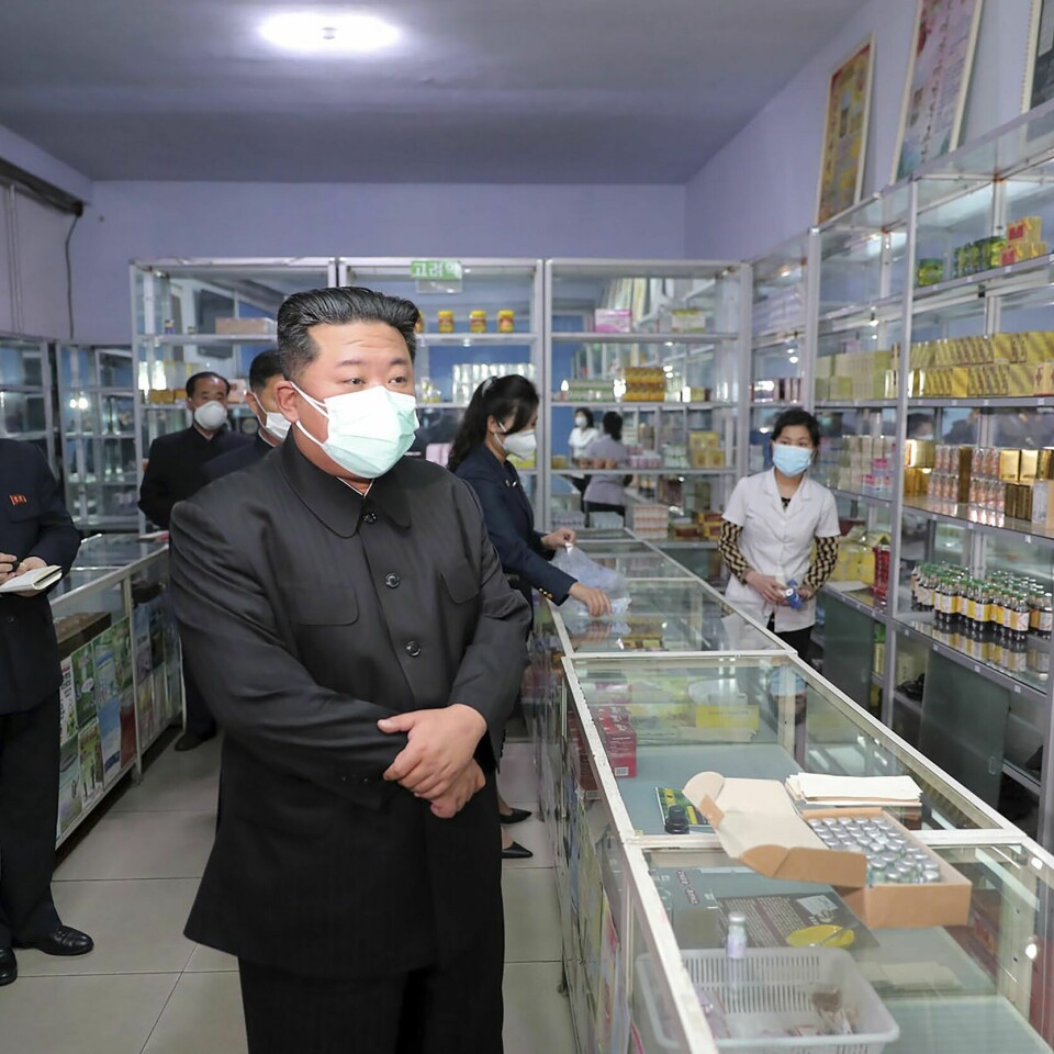 KORONA: Kim Jong-un sier Nord-Korea har vunnet over viruset korona. Et arkivfoto av Kim Jong-un som iført munnbind besøker et apotek i Pyongyang 15. mai. Foto: Korean Central News Agency / Korea News Service via AP / NTB