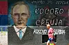 Bildet viser en mann som går forbi en graffiti som viser Russlands president Vladimir Putin og påskriften: «Kosovo er Serbia». Myndighetene i Kosovo bestemte seg tidligere i sommer for å utsette en kontroversiell beslutning knyttet til bilskilt og identitetspapirer som førte til opptøyer og skuddveksling. Foto: Darko Vojinovic / AP / NTB